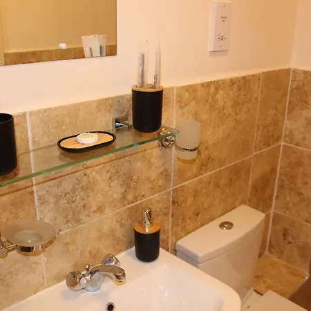 Bright And Modern Apartment, Near Molineux Stadium, Perfect For Contractors And Nhs Workers Wolverhampton Exterior foto